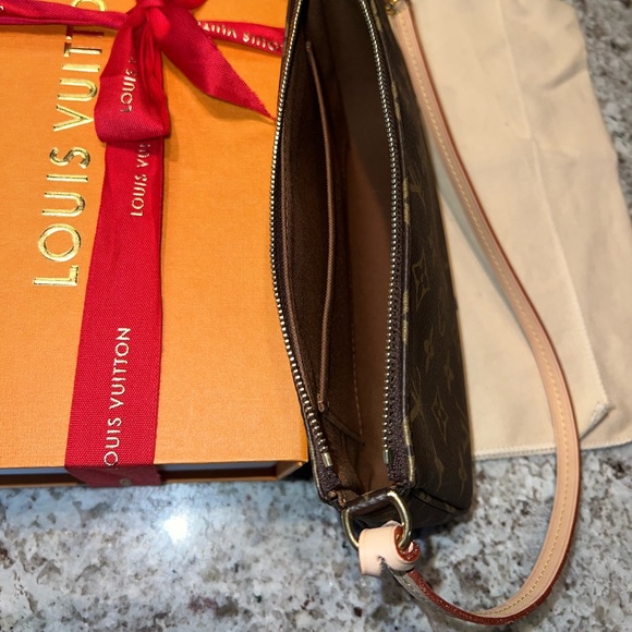 Louis Vuitton Pochette Accessoire Monogram - Picture 5 of 10